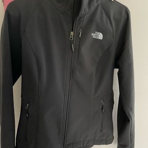 EUC woman’s north face windwall jacket